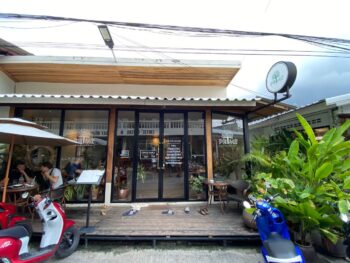 Prime Cafe – Fresh dishes like teriyaki salmon bowl and spinach-banana smoothie in a cozy atmosphere.