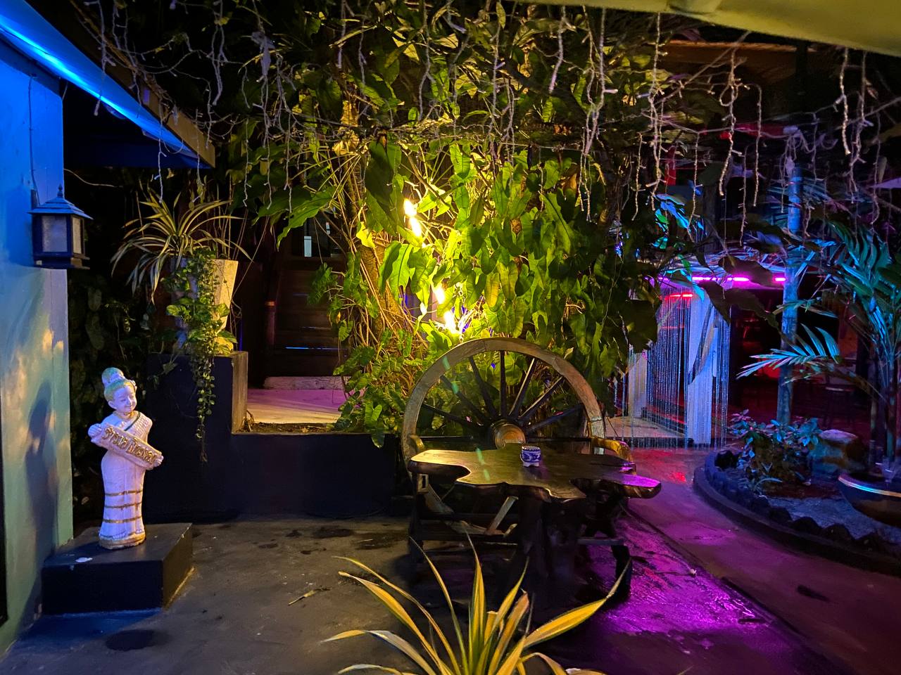 Joka – Relaxed café with seating, a projector, and friendly staff on Koh Phangan.