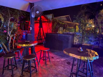 Joka – Relaxed café with seating, a projector, and friendly staff on Koh Phangan.