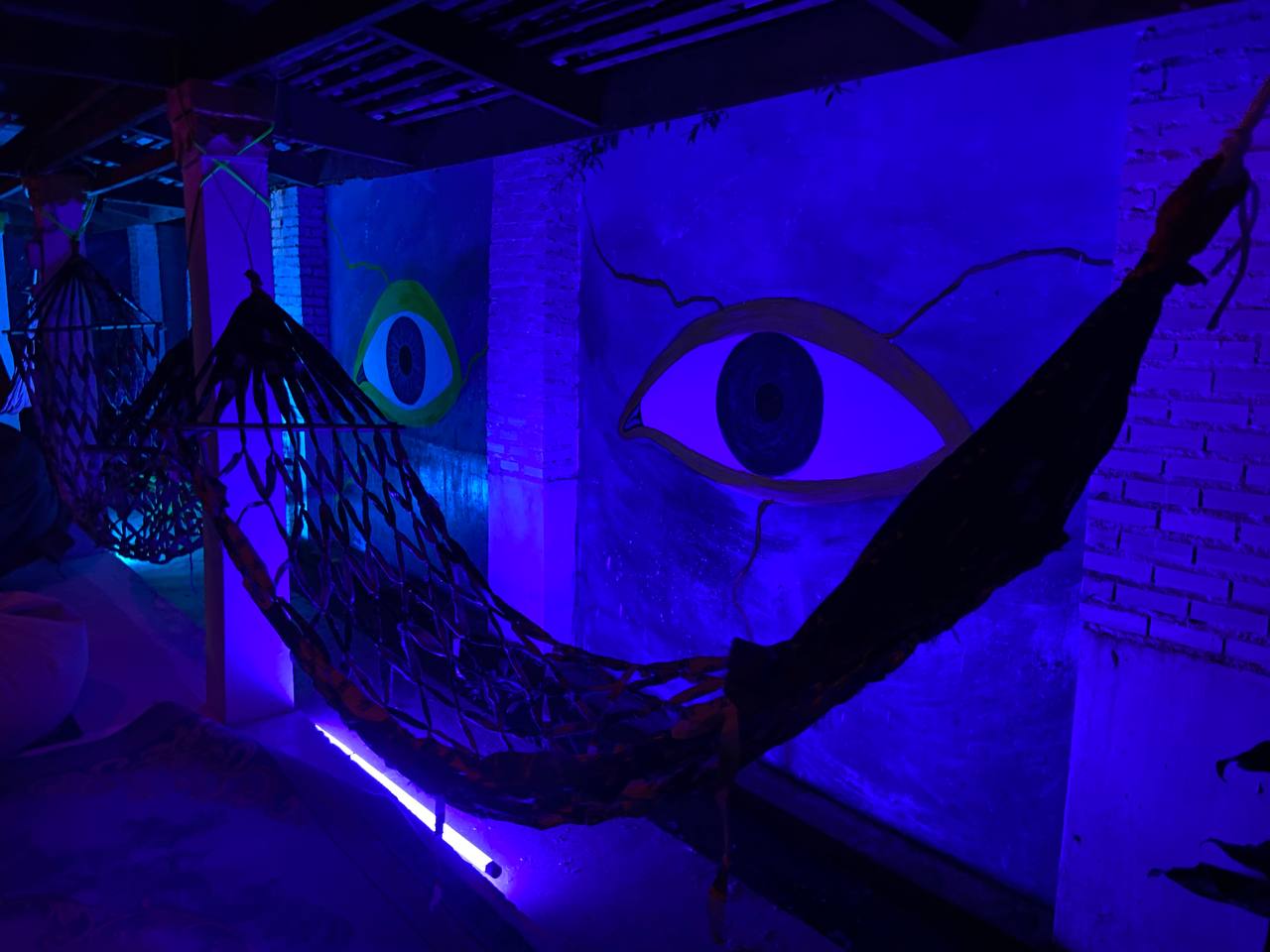 Joka – Relaxed café with seating, a projector, and friendly staff on Koh Phangan.