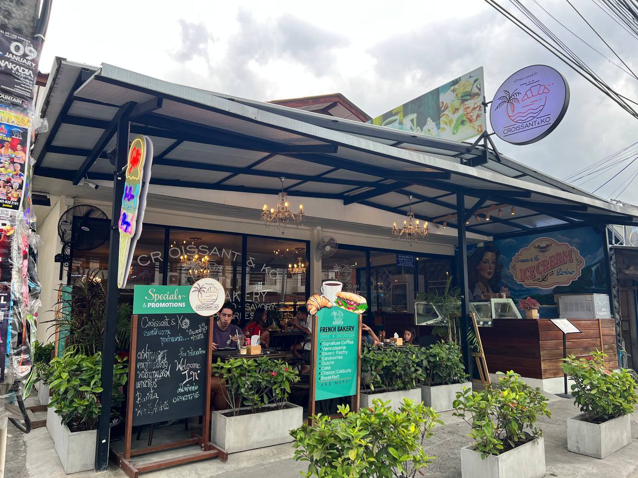 Croissant & Ko – Authentic French croissants and pastries in a cozy café atmosphere on Koh Phangan.