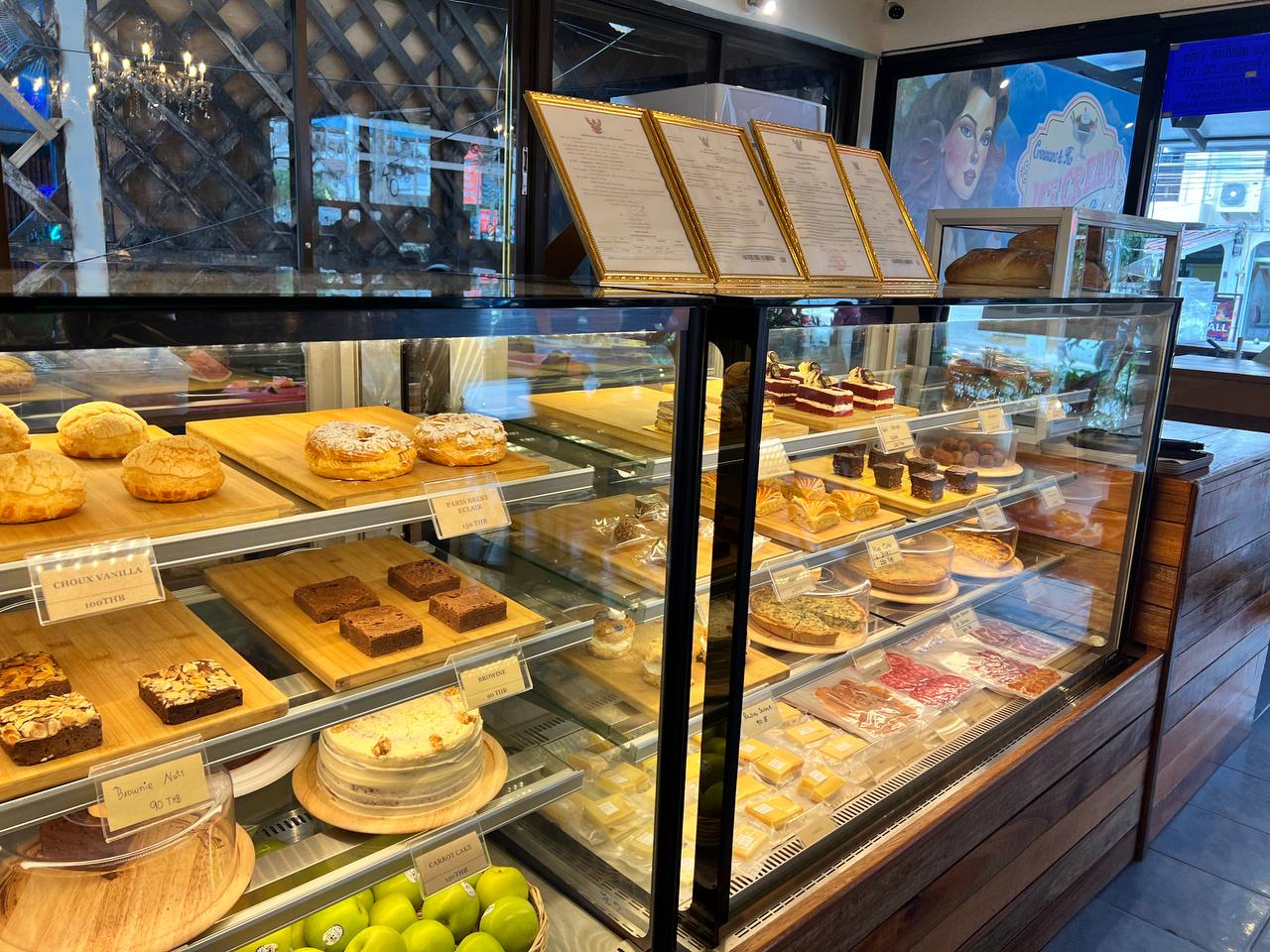 Croissant & Ko – Authentic French croissants and pastries in a cozy café atmosphere on Koh Phangan.