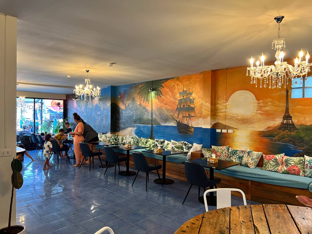 Croissant & Ko – Authentic French croissants and pastries in a cozy café atmosphere on Koh Phangan.