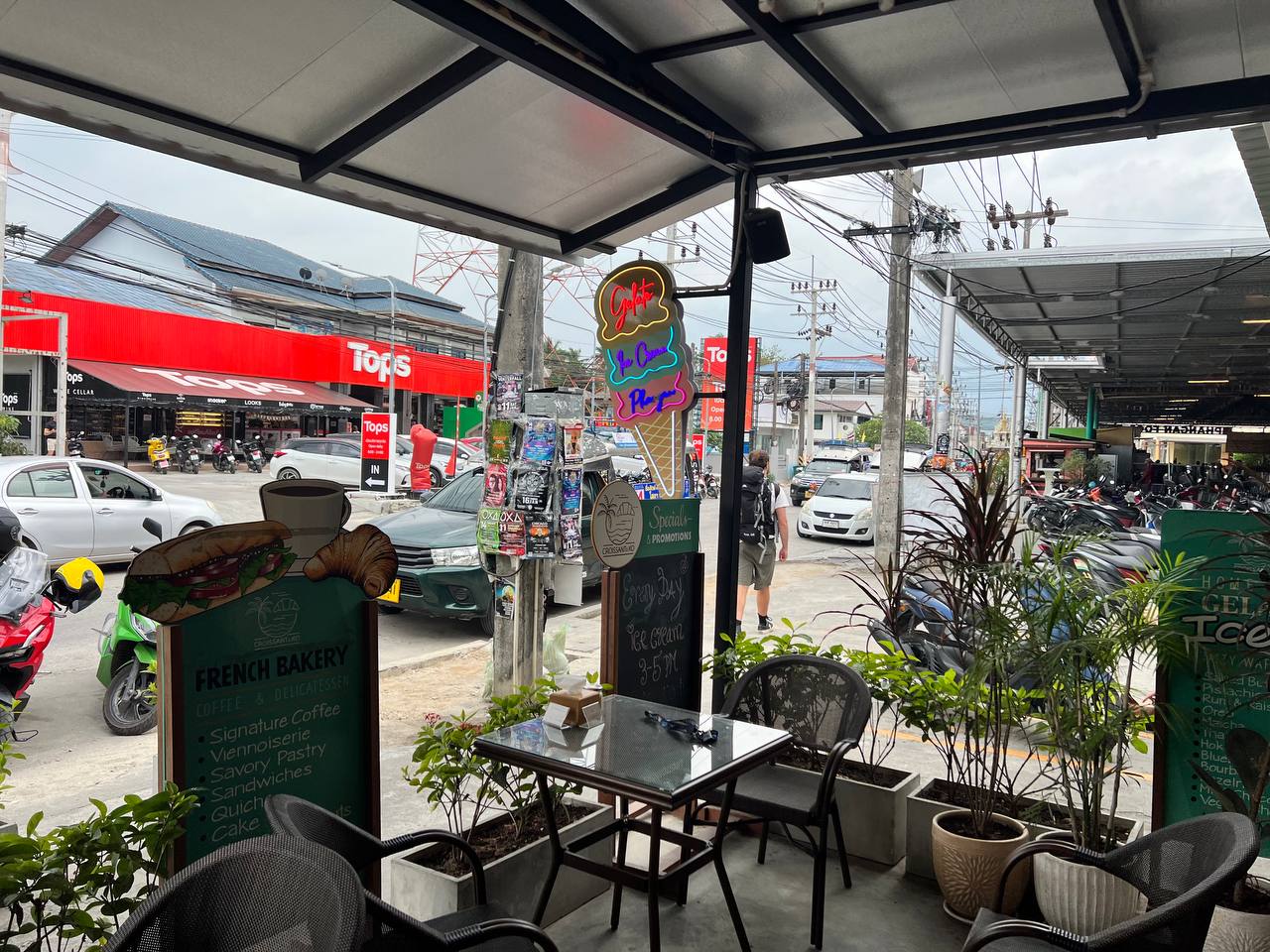 Croissant & Ko – Authentic French croissants and pastries in a cozy café atmosphere on Koh Phangan.