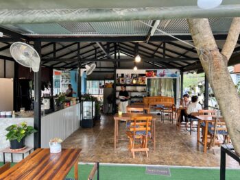 Local Cafe and Restaurant – Cozy dining experience with a mix of Thai and international dishes on Koh Phangan.