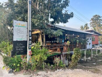 Local Cafe and Restaurant – Cozy dining experience with a mix of Thai and international dishes on Koh Phangan.