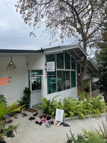 What's Cup! Café – Enjoy coffee, tea, and desserts with a sea view on Koh Phangan.