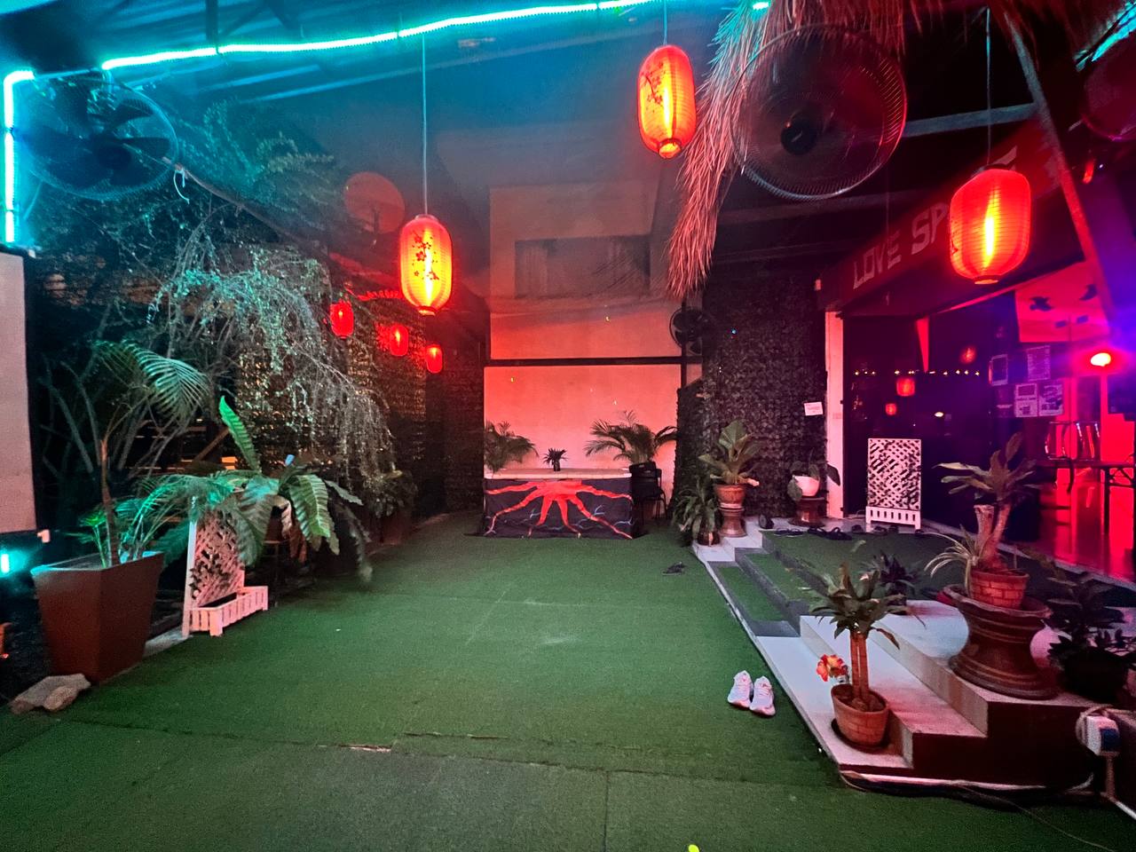 Sushi Love Venue on Koh Phangan - Diverse Cuisine & Lively Atmosphere