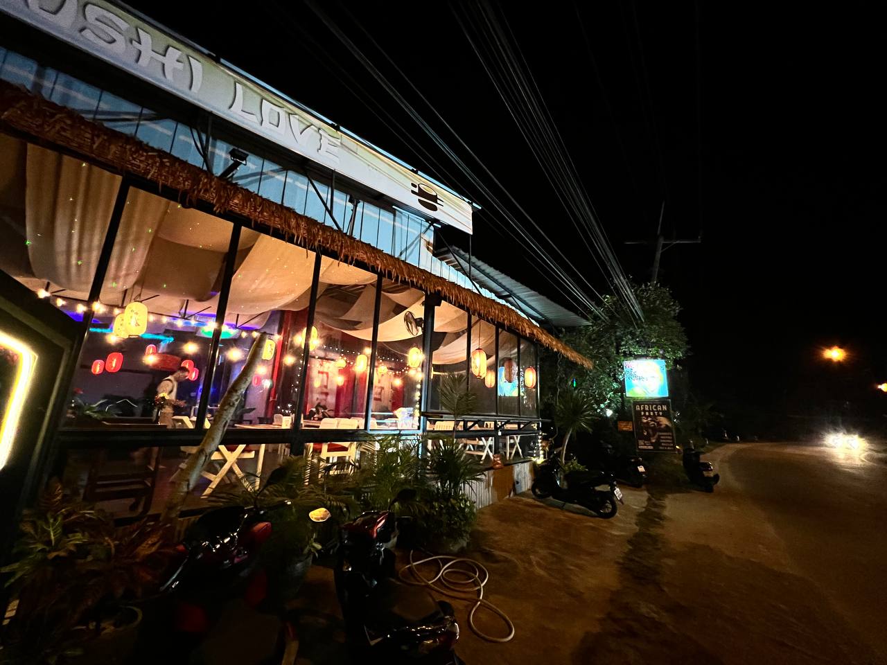 Sushi Love Venue on Koh Phangan - Diverse Cuisine & Lively Atmosphere