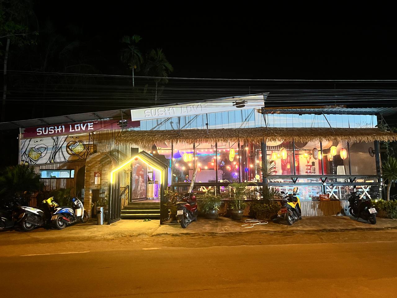 Sushi Love Venue on Koh Phangan - Diverse Cuisine & Lively Atmosphere