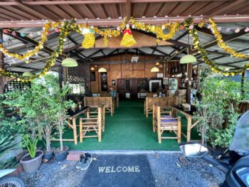 Cozy ambiance at Polly’s Kitchen, offering hearty meals and fresh pastries on Koh Phangan.