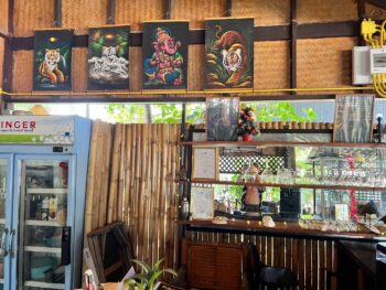 Cozy ambiance at Polly’s Kitchen, offering hearty meals and fresh pastries on Koh Phangan.