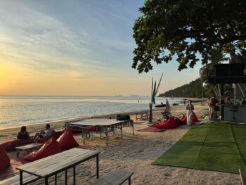 Seaside Sunset Bar on Koh Phangan – Vibrant beach bar offering music, art, and stunning sunset views, perfect for beach parties and live events.