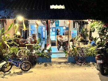 Suncafe’ Italian café in Chaloklum with cozy interior and fresh pizza