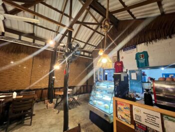 Suncafe’ Italian café in Chaloklum with cozy interior and fresh pizza