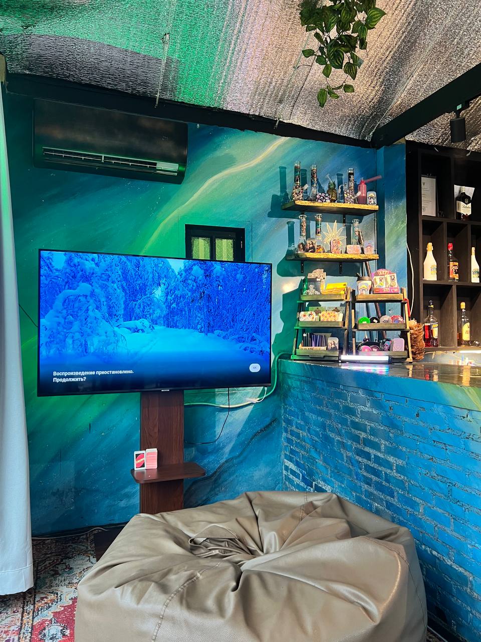 Joka – Relaxed café with seating, a projector, and friendly staff on Koh Phangan.