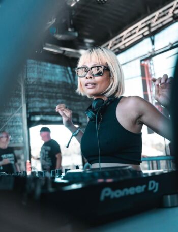 Nakadia performing live — techno DJ set