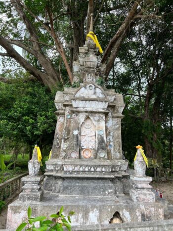 Chedi Wat Nai Koh Phangan ancient pagoda