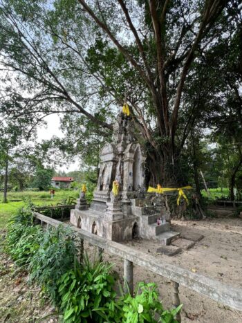 Chedi Wat Nai Koh Phangan ancient pagoda