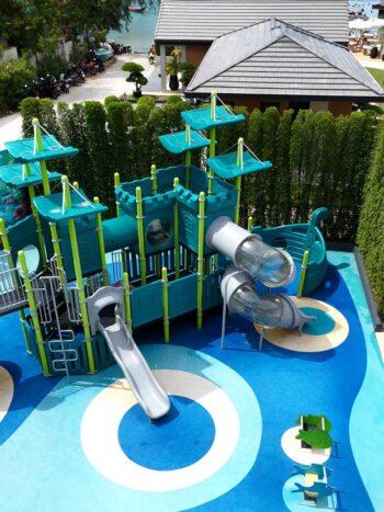 MOON Pool Club & Breakfast Koh Phangan — pool and sunbed area