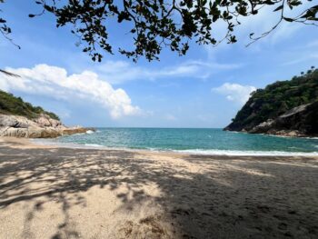 Why Nam Beach Koh Phangan surrounded by jungle and rocks