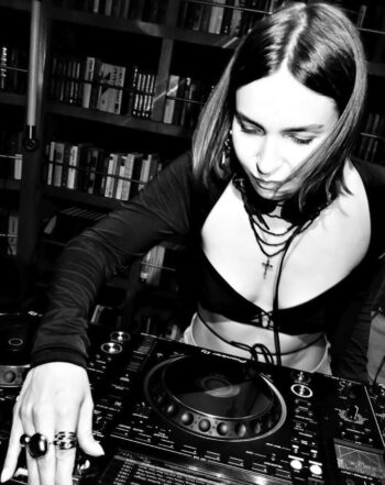 Natasha WAX performing a DJ set (Tech House / Melodic Techno)