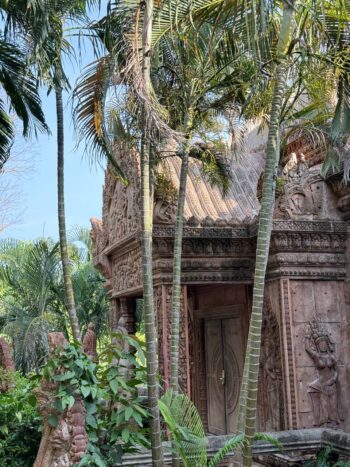 Le Palais Hotel – Abandoned hotel resembling Angkor Wat on Koh Phangan