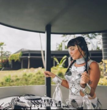 female DJ portrait melodic techno artist CHUDO