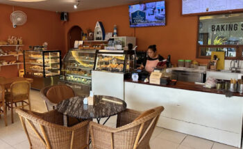 Nira’s Home Bakery – Cozy café with fresh pastries, cakes, and a welcoming atmosphere on Koh Phangan.